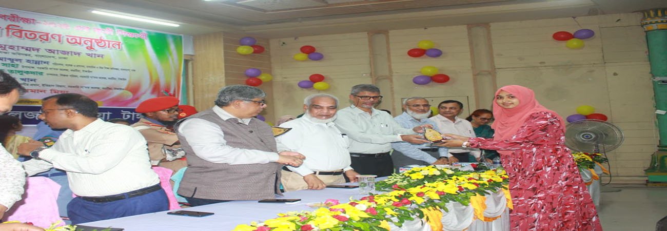 মাননীয় ডিজি মহোদয় কর্তৃক পুরষ্কার বিতরণী